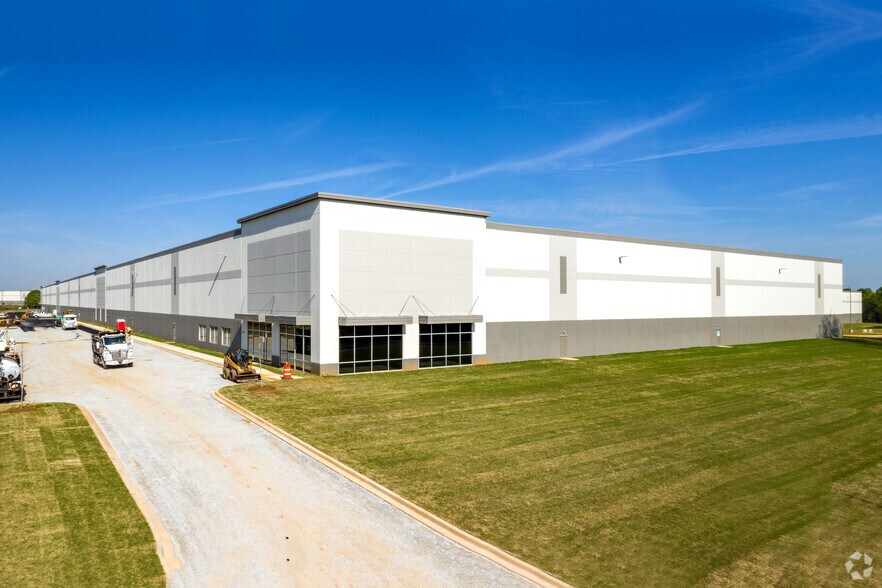 More Photos Of 423 Apple Valley Rd, Duncan Distribution For Lease