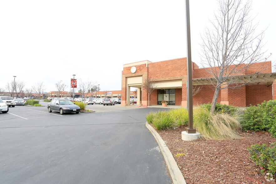 More Photos Of 1305-1350 Gateway Blvd, Fairfield Storefront For Lease