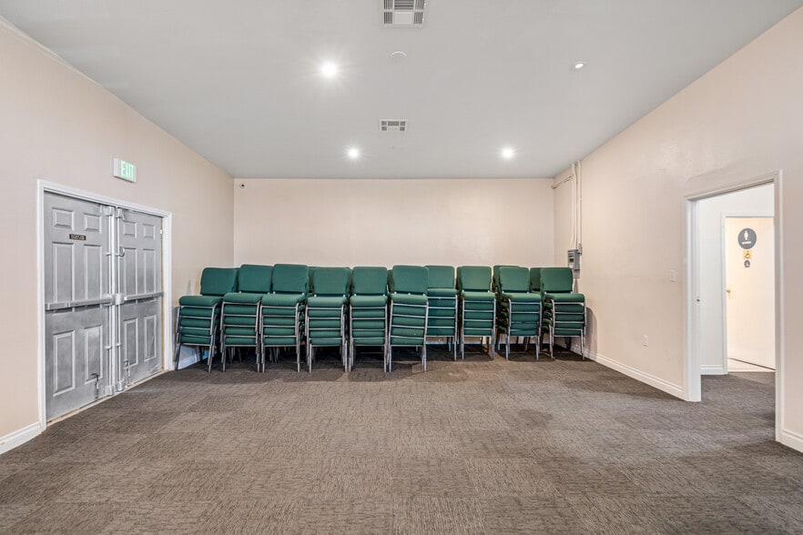 More Photos Of 8837 E Palmdale Blvd, Palmdale Research And Development For Sale