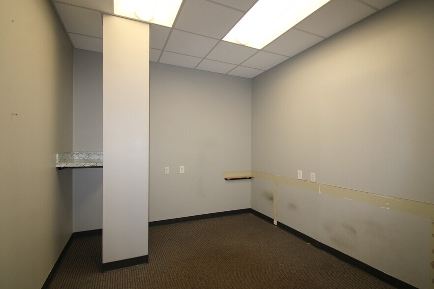 More Photos Of 9911 Shelbyville Rd, Louisville Office For Sale