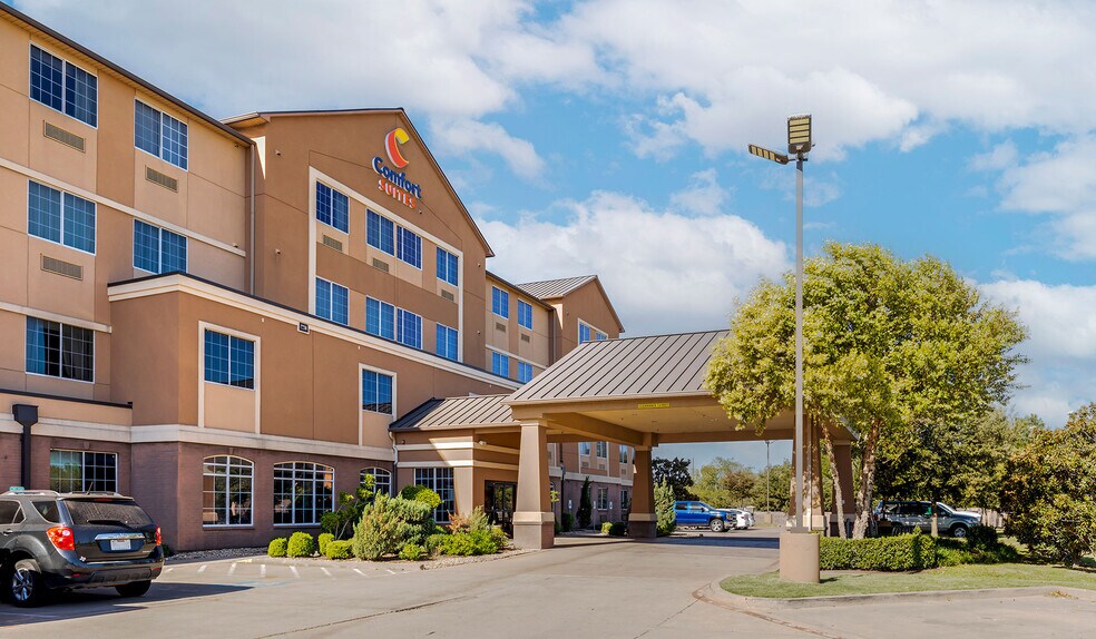 More Photos Of 810 Interstate 35 N, Waco Hotel For Sale