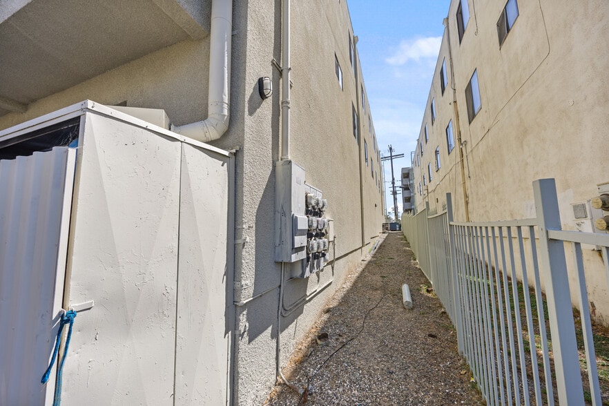 More Photos Of 2763 San Marino St, Los Angeles Apartments For Sale