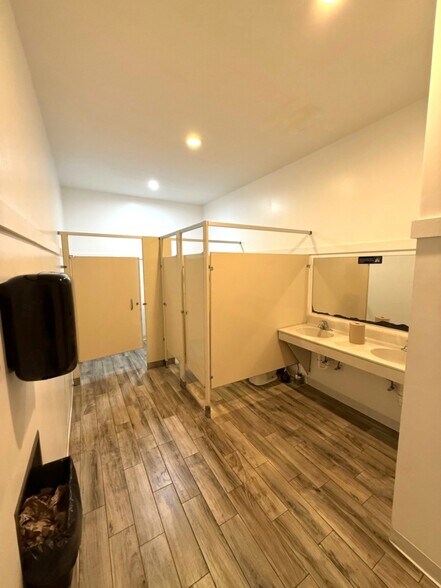 More Photos Of 36 W Pine Ave, Eastpoint Restaurant For Sale