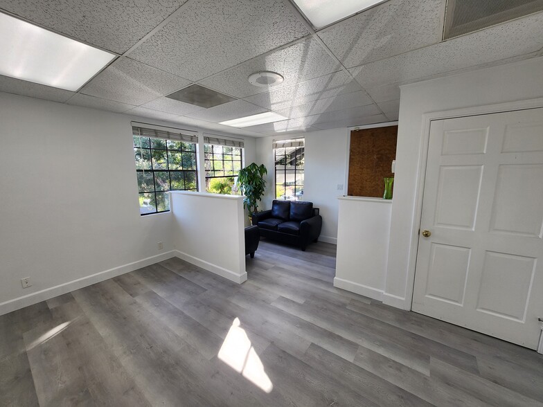 More Photos Of 960 W 17th St, Santa Ana Office For Sale
