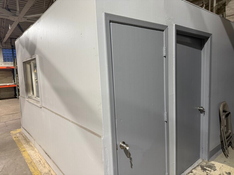 More Photos Of 4227 W 43rd St, Chicago Warehouse For Lease