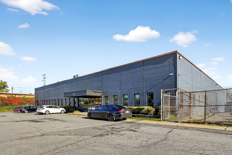 Primary Photo Of 3435 Boul Pitfield, Montréal Warehouse For Lease