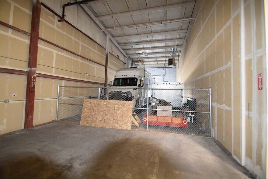 More Photos Of 20495 Murray Rd, Bend Warehouse For Lease