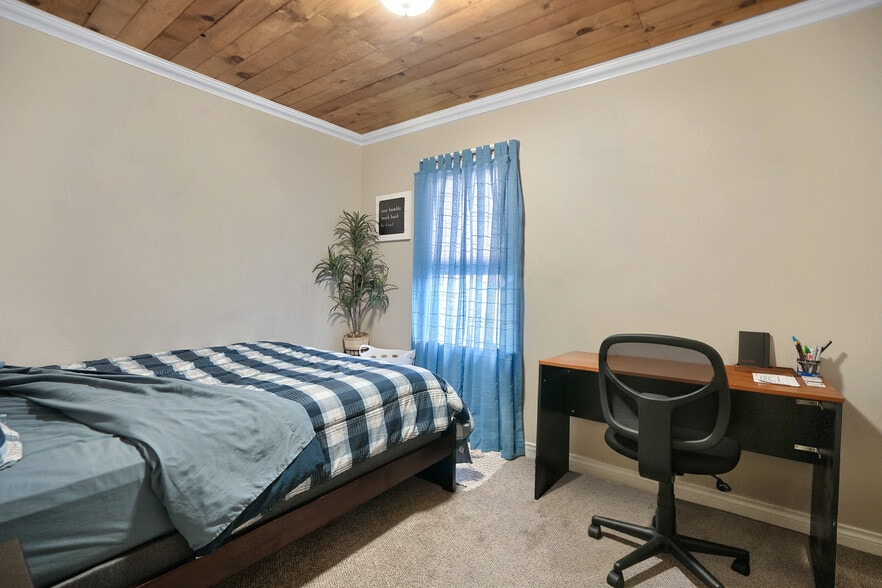 More Photos Of 344 SE Elm St, Prineville Flex For Sale