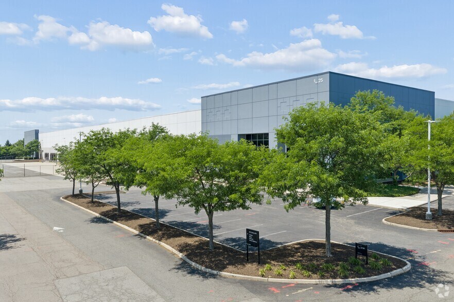 More Photos Of 25 Colony Rd, Jersey City Warehouse For Lease