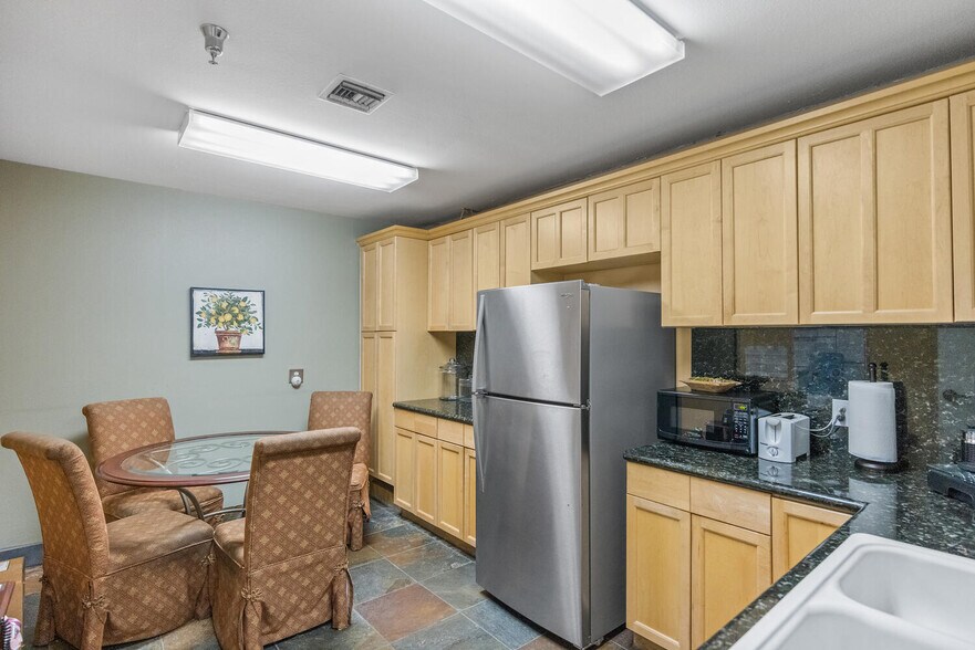 More Photos Of 28350 Roadside Dr, Agoura Hills Storefront For Sale