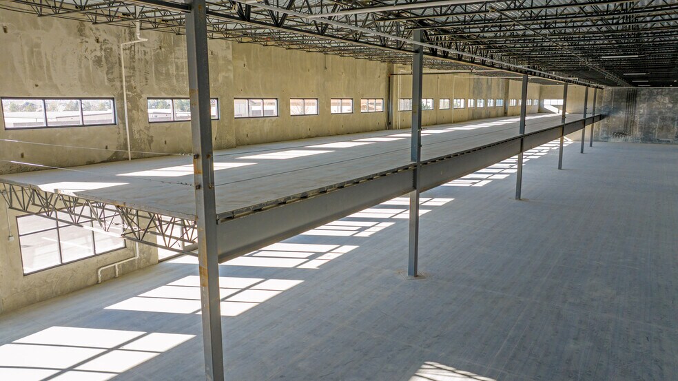 More Photos Of 4565 Venture Dr, Johnstown Distribution For Lease