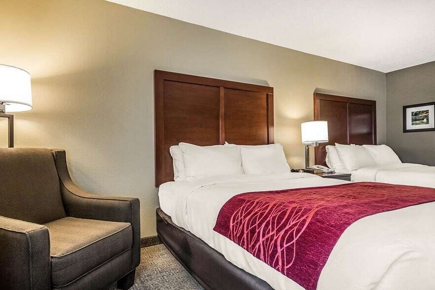 More Photos Of 120 W Stevenson Rd, Ottawa Hotel For Sale