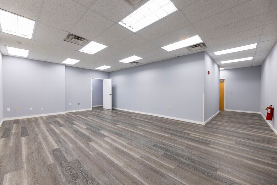 More Photos Of 1320 Eddie Dowling Hwy, Lincoln Showroom For Sale