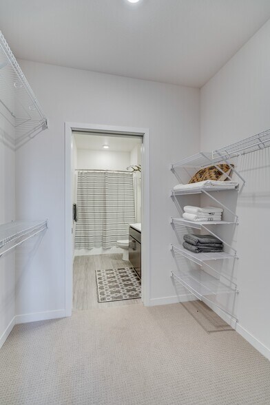 More Photos Of 2410 University Ave W, Saint Paul Apartments For Lease