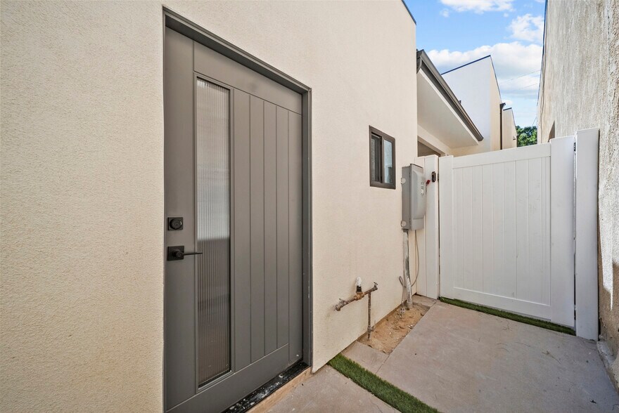 More Photos Of 11488 Burbank Blvd, North Hollywood Flex For Sale