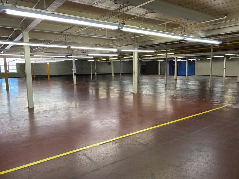 More Photos Of 4 Front Street Plz, Mohnton Warehouse For Lease