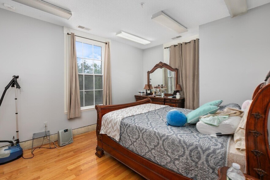 More Photos Of 98 Main St, Peabody General Retail For Sale