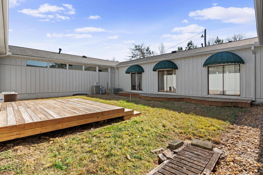 More Photos Of 1016 Everee Inn Rd, Griffin Business Park For Sale