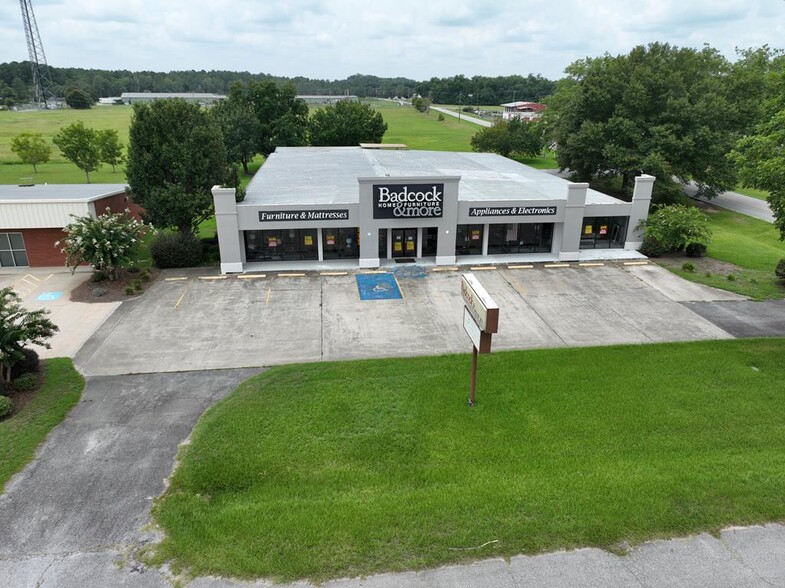 Primary Photo Of 909 Veterans blvd, Glennville Storefront Retail Office For Sale