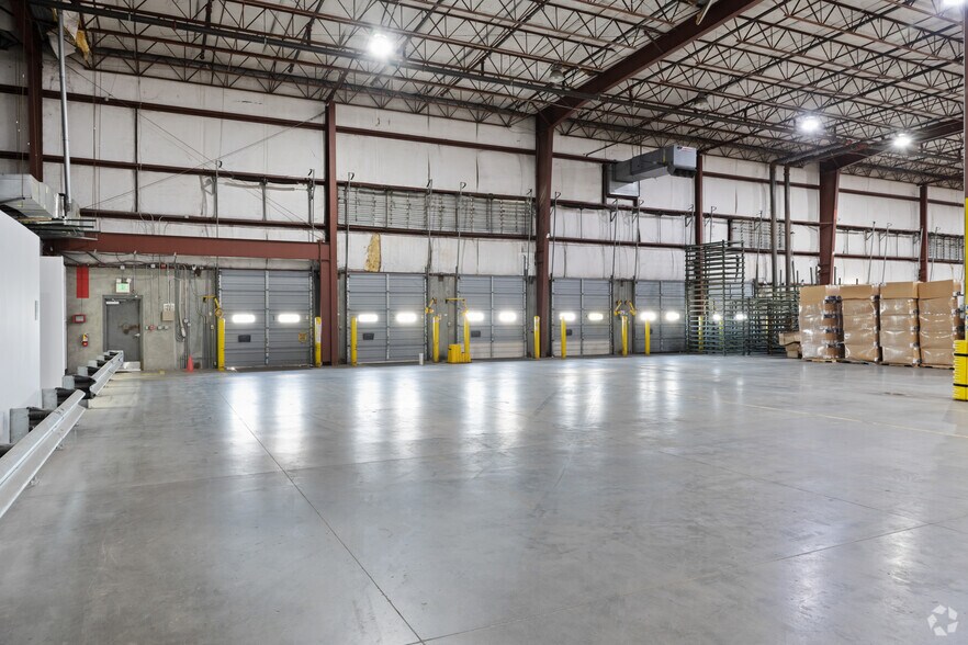 More Photos Of 41 N Industrial Dr, Calera Distribution For Lease