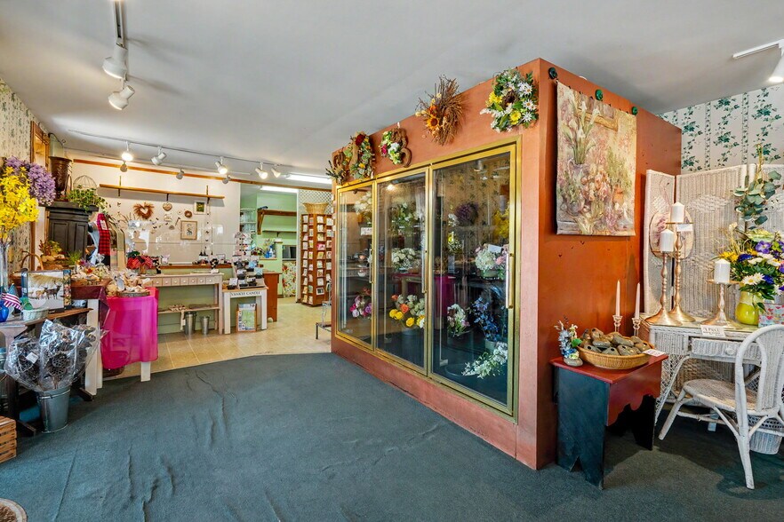 More Photos Of 11 Turnpike St, Jaffrey Freestanding For Sale