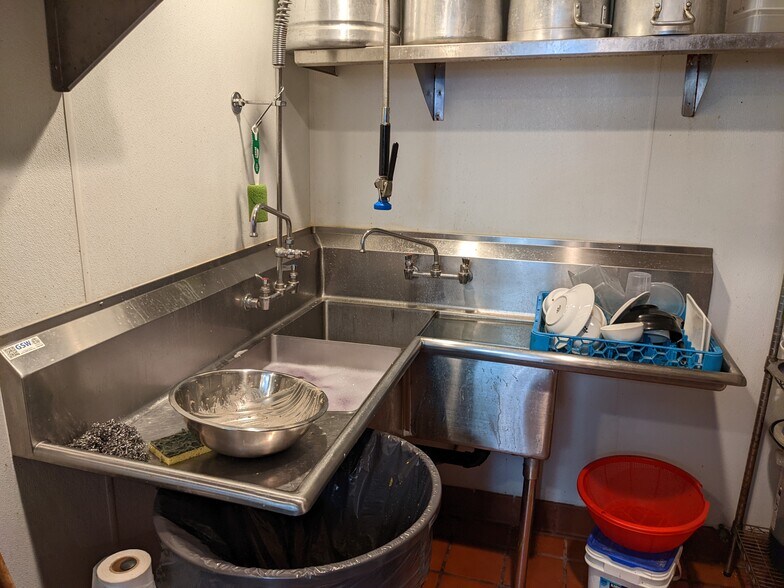 More Photos Of 11044-11056 Ventura Blvd, Studio City Restaurant For Lease