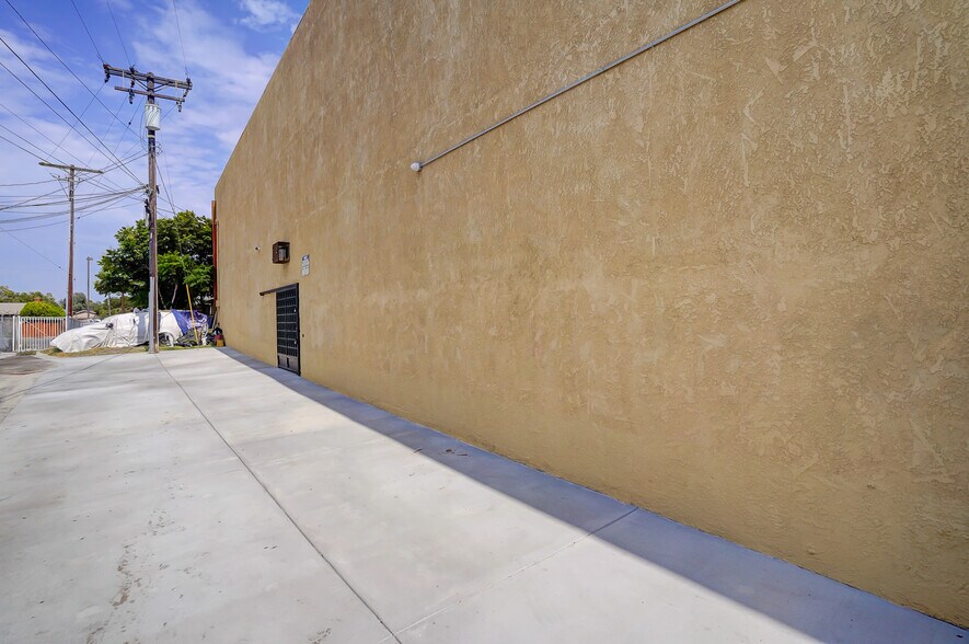 More Photos Of 950 S Central Ave, Compton Schools For Sale