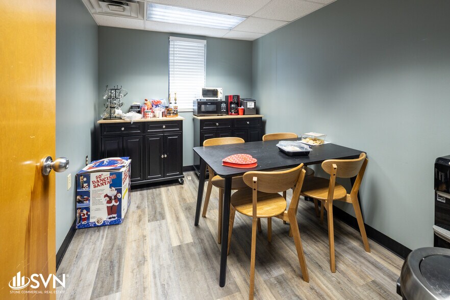 More Photos Of 141-143 Southgate Dr, Georgetown Freestanding For Lease