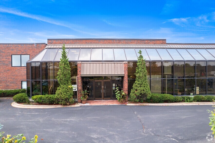 More Photos Of 3175 Commercial Ave, Northbrook Office For Lease