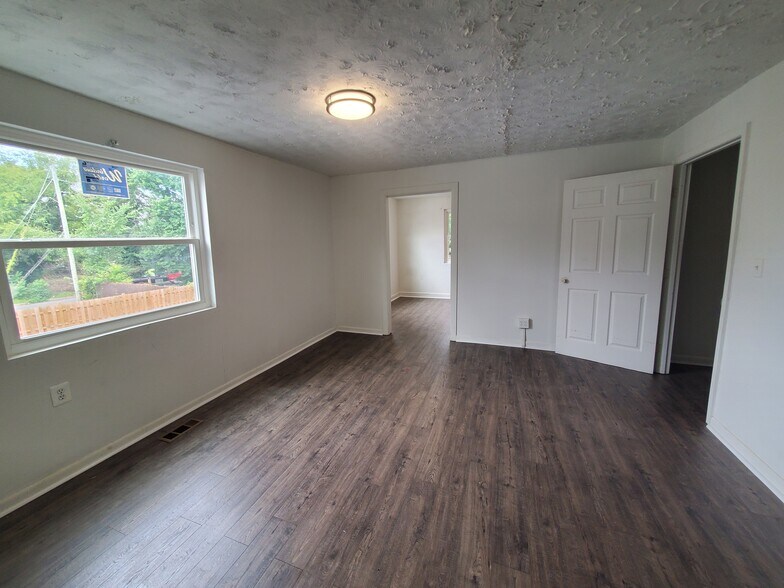 More Photos Of 4926 Marlboro Pike, Capitol Heights General Retail For Lease