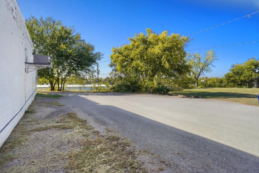 More Photos Of 914 Halsell St, Bridgeport General Retail For Sale