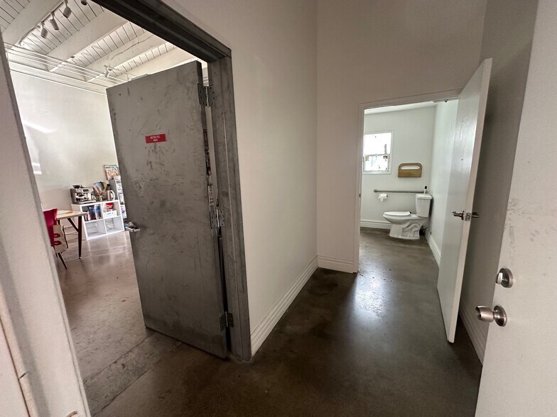 More Photos Of 7224-7228 Melrose Ave, Los Angeles General Retail For Sale