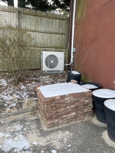 More Photos Of 94 Washington Dr, Centerport Showroom For Lease