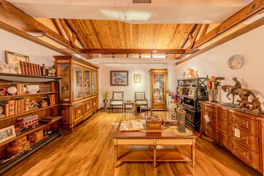 More Photos Of 560 Main St, Fort Lee Freestanding For Sale