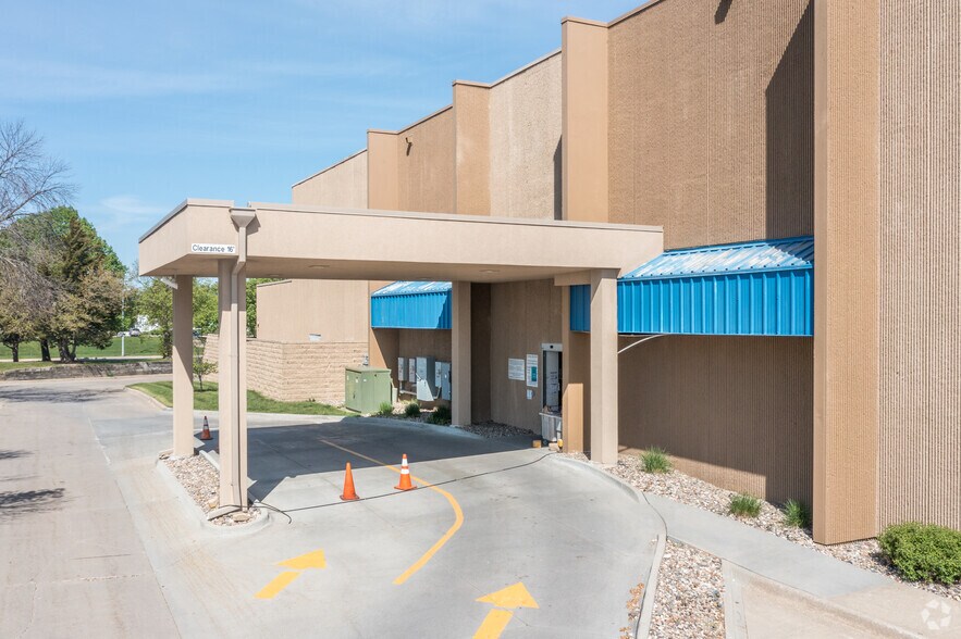 More Photos Of 1600 Valley West Dr, West Des Moines Storefront For Lease