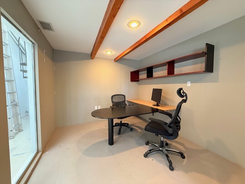 More Photos Of 200 Westminster Ave, Venice Office For Lease