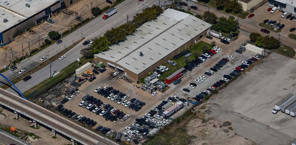 More Photos Of 15200 Midway Rd, Addison Warehouse For Lease