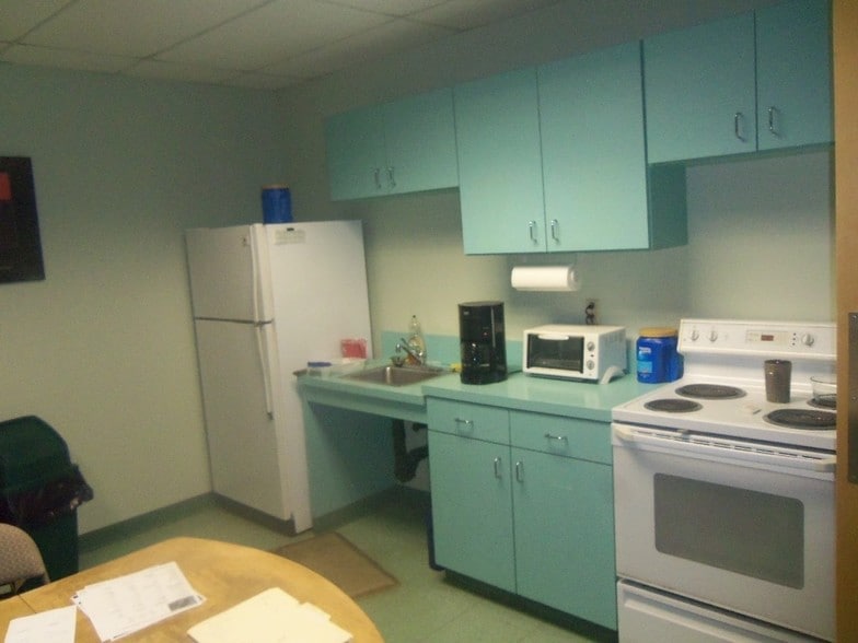 More Photos Of 400 Chapel Rd, South Windsor Light Manufacturing For Sale