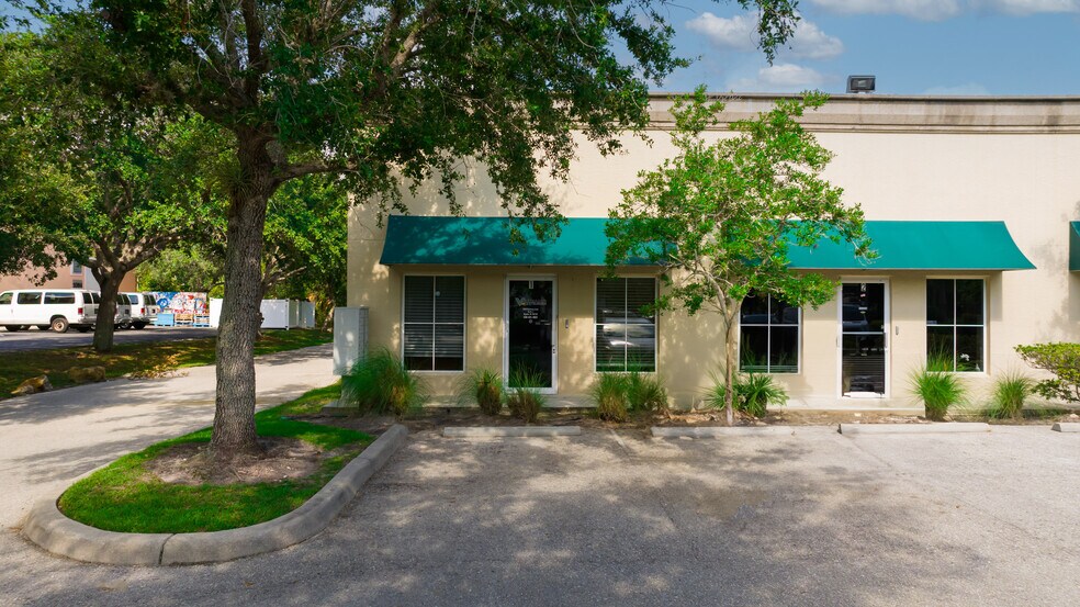More Photos Of 1076 Business Ln, Naples Showroom For Lease