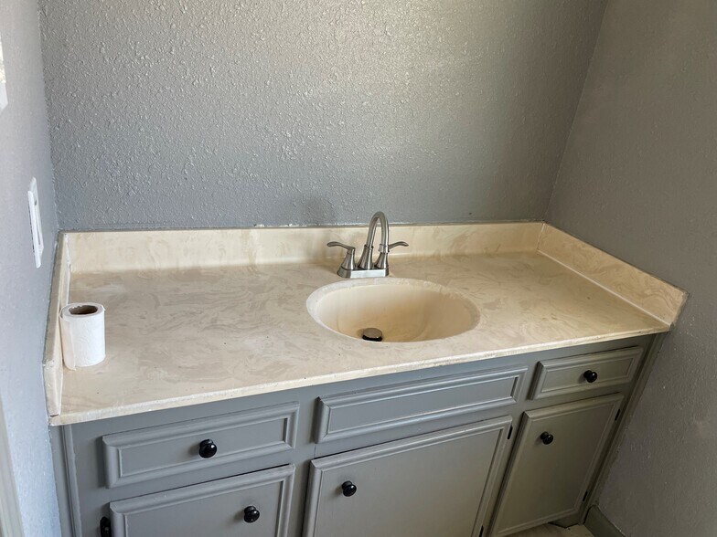 More Photos Of 1509 W 8th St, Post Land For Sale