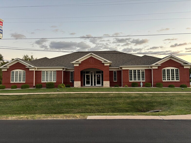 More Photos Of 410 Crestview Dr, O'Fallon Medical For Lease