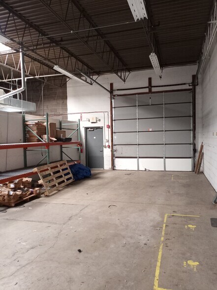 More Photos Of 803-907 Industrial Dr, West Chicago Warehouse For Lease