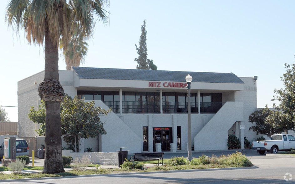 More Photos Of 9590 Magnolia Ave, Riverside Freestanding For Lease