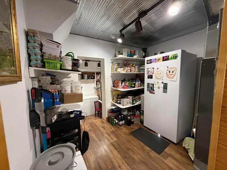 More Photos Of 615 W Benton St, Buffalo Flex For Sale