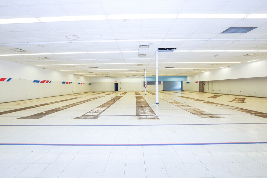 More Photos Of 902 N Lewis St, Glenville Drugstore For Lease