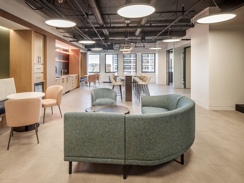 More Photos Of 2461 S Clark St, Arlington Office For Lease