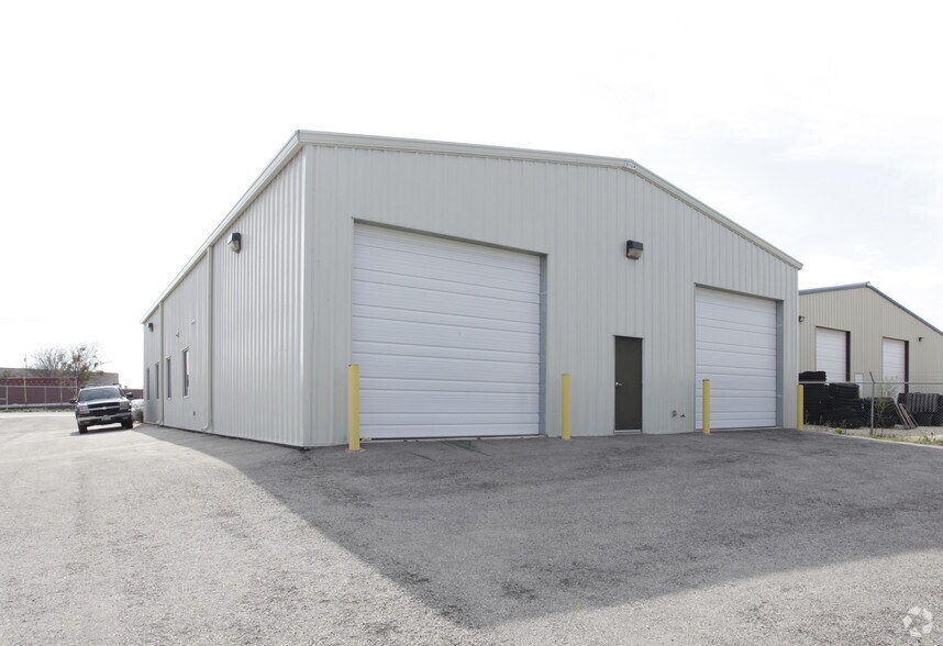 More Photos Of 1812 Central Commerce Ct, Round Rock Warehouse For Lease