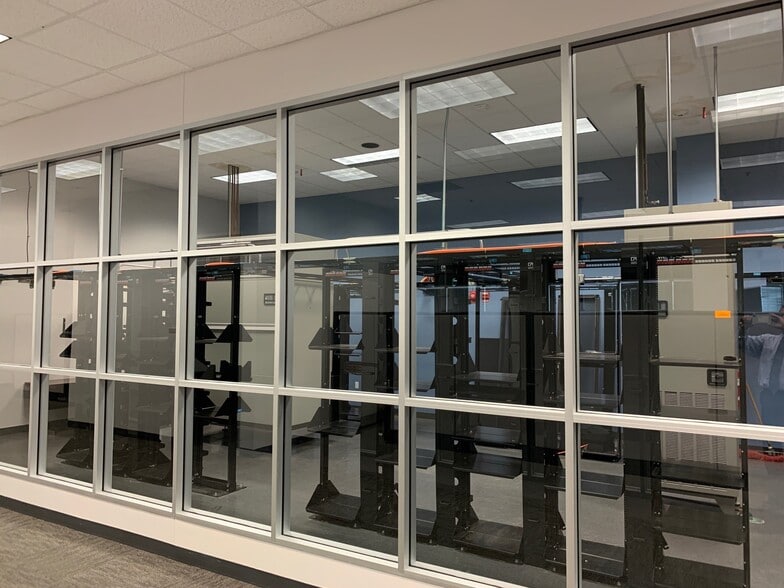 More Photos Of 820 Gears Rd, Houston Manufacturing For Lease