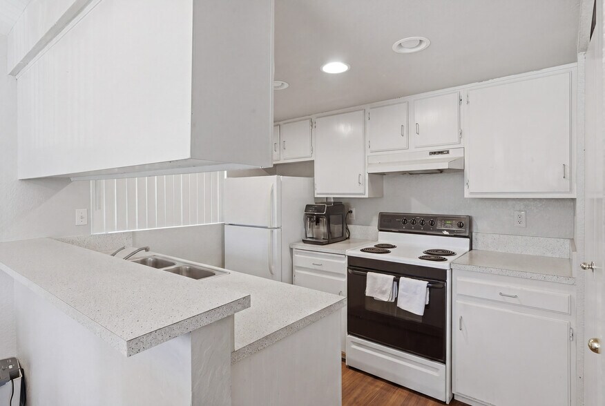 More Photos Of 14506 NE 6th Pl, Bellevue Apartments For Sale