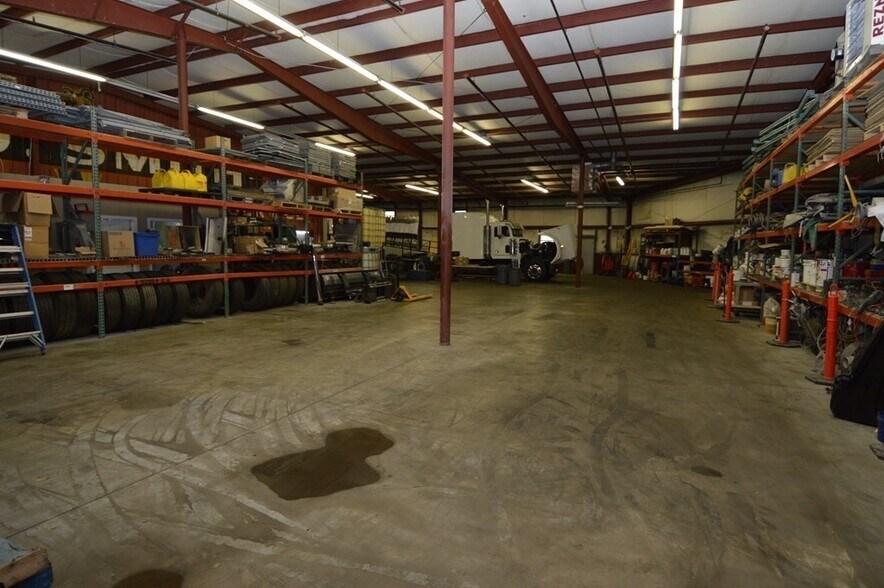 More Photos Of 384 Hartford Tpke, Shrewsbury Warehouse For Lease